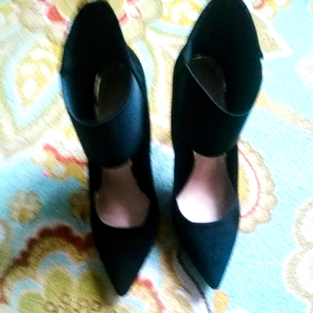 Black pointy heels size 8